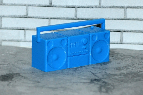 radio by gekon3d miniature radiogiocatore hifi hi fi cassetta lettore cassette scala miniatura giocattolo box auto diorama macchina attrezzature accessori cose easyprint supporto scalabile vecchio stile retrò vintage 3d print model - Mito3D