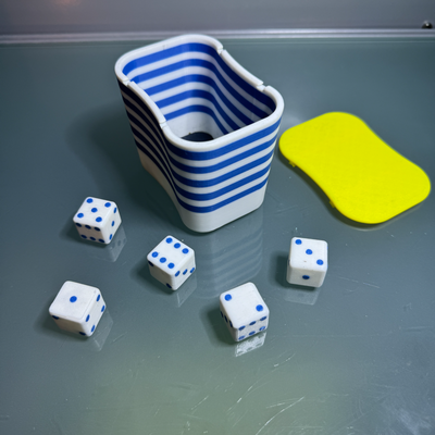 yahtzee 5 x + taza tapa kniffelbecher mit deckel und w rfel remezclado by formas juguetes juegos difícil würfelbecher 3d print model - Mito3D