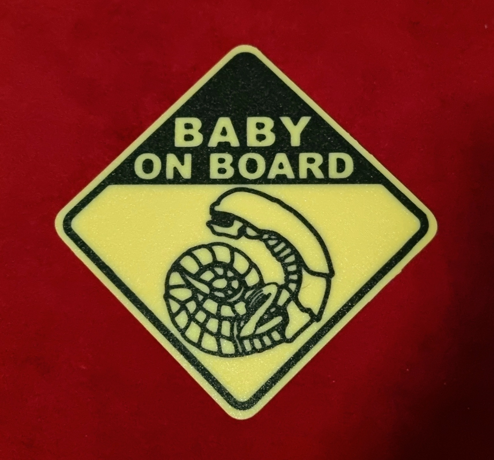 baby on tafel außerirdischer wagen schild by vigo 3d kunst zeichen logos chestburster 3D print model - Mito3D