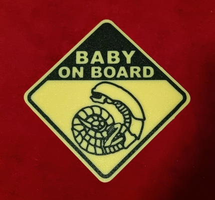 baby on tafel außerirdischer wagen schild by vigo 3d kunst zeichen logos chestburster 3d print model - Mito3D