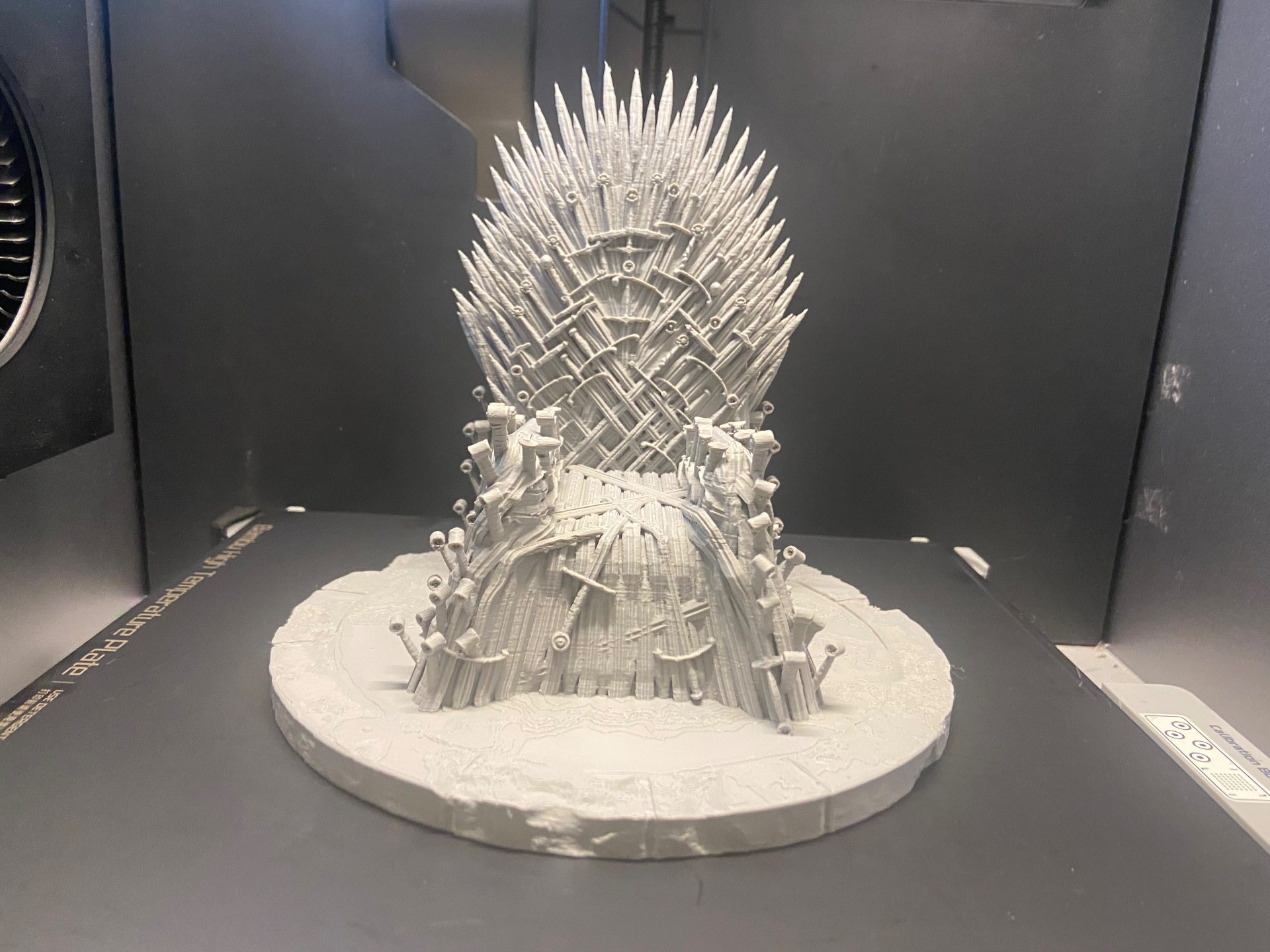 hierro trono apoya remezclado by cloqueo arte esculturas juego of tronos game thrones casadeldragon casa continuar espada cuchillo 3D print model - Mito3D