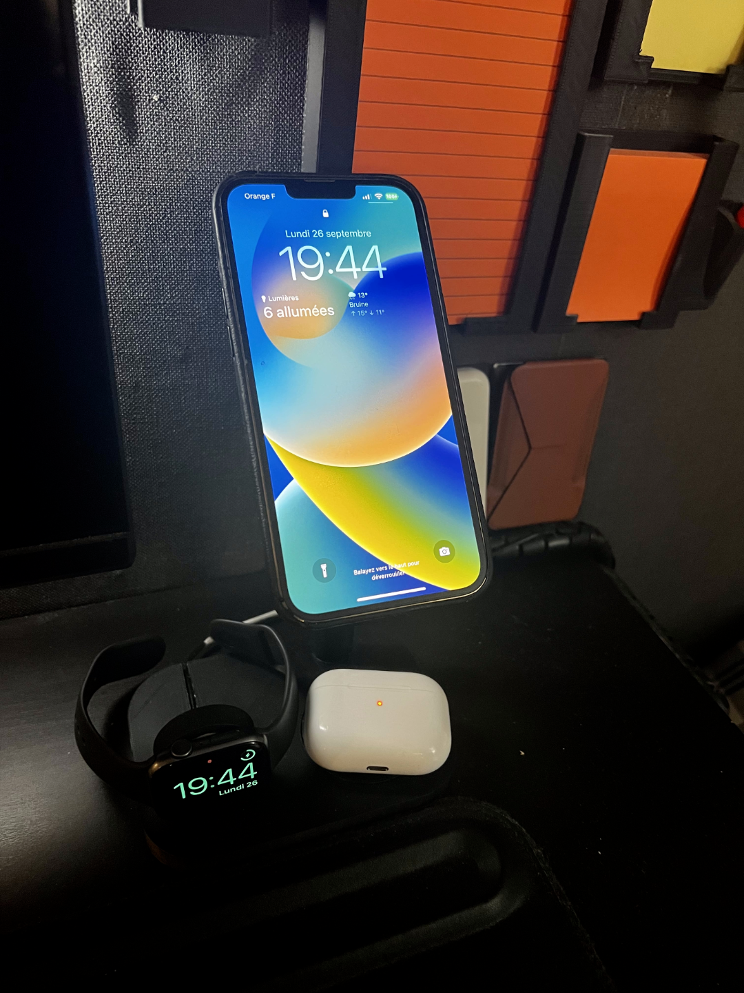 doca maçã cobrando applewatch airpods magsafe by bárbaro laboratório 3d ferramentas organizadores suporte phone iphone airpod carregar estação 3D print model - Mito3D