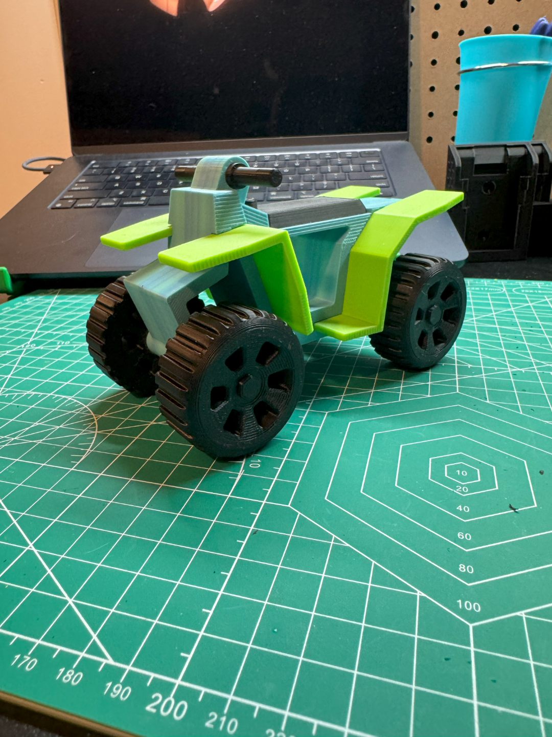 fernseher spielzeug modell by addison fahrbahn kreationen spielzeuge spiele quad 4 wheeler kinder straße schmutz fahrrad rad offroad moto cross supercross motorrad 3D print model - Mito3D