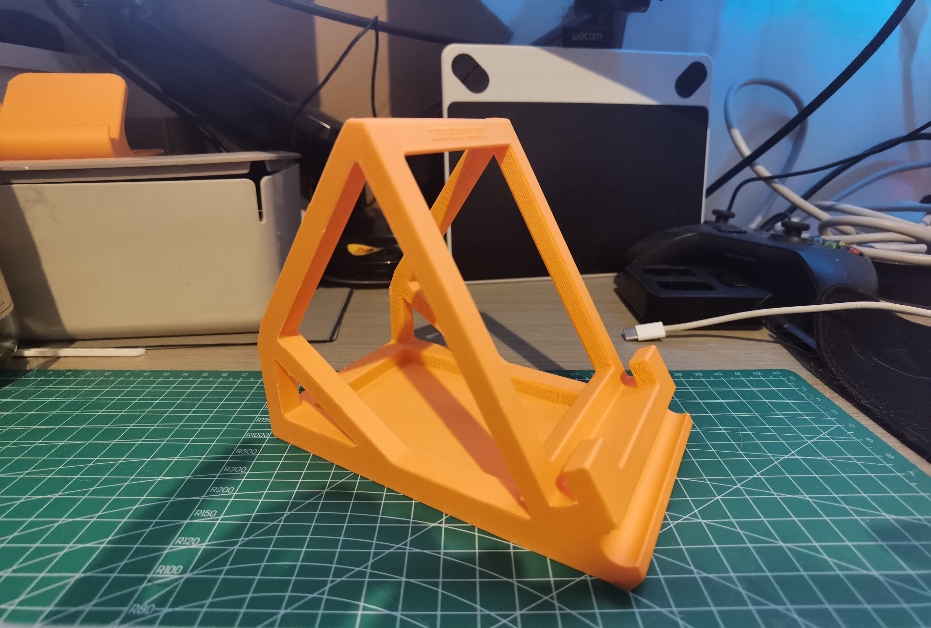 ipad pro 12 9'' estante soporte by oslata casa oficina 129 fácil 3D print model - Mito3D