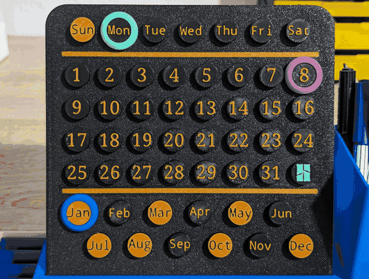 personalizable calendario escritorio organizador by g w casa oficina calendar2024 cajón florero espiral icono inconvenientes emoji personalizado personalizador bolígrafo soporte compartimiento secreto color codificado forma 3d print model - Mito3D