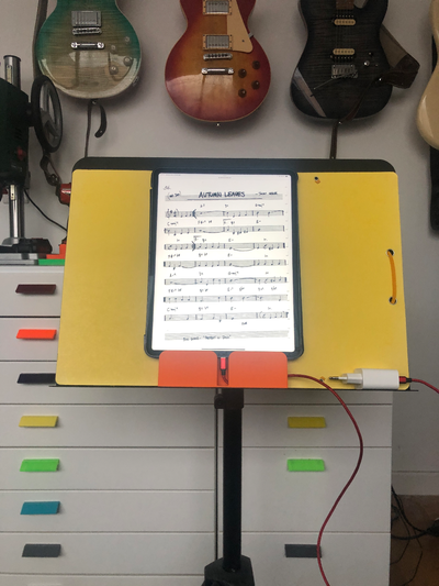 ipad stand musik blatt kabel verbindung gebracht by manuziloop hobby diy profi halter unterstützung orchester wiege 3d print model - Mito3D