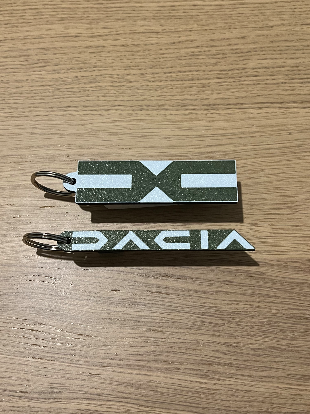 dacia schlüsselbund logo wortmarke portachiavi neu geschrieben by 3dingo hobby diy fahrzeuge dc wagen fahrzeug auto maschine accessori zubehör gadget rumänien wort kennzeichen schlüsselring schlüsselhalter umkehren drucken umkehrdruck 3D print model - Mito3D