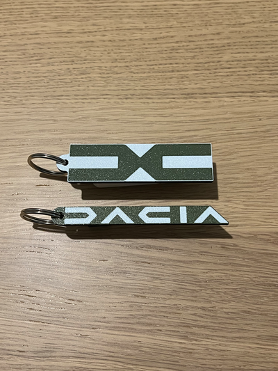 dacia schlüsselbund logo wortmarke portachiavi neu geschrieben by 3dingo hobby diy fahrzeuge dc wagen fahrzeug auto maschine accessori zubehör gadget rumänien wort kennzeichen schlüsselring schlüsselhalter umkehren drucken umkehrdruck 3d print model - Mito3D