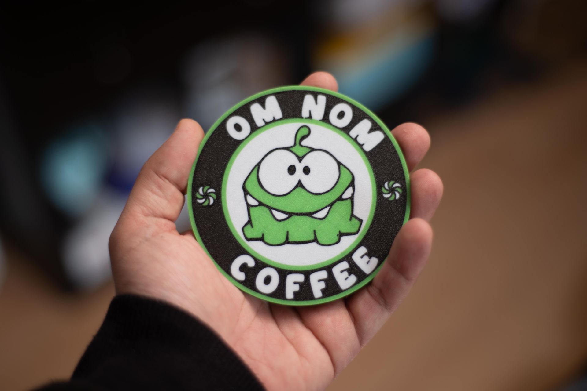 om nom coaster by gb ménage décor drôle vert jeu blanc noir café bière boisson table protection titulaire soutien couper corde 3D print model - Mito3D