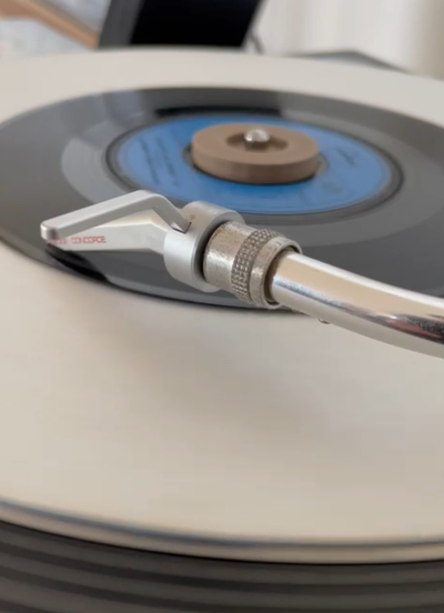 45 rpm adaptador by astuto fabricante herramientas artilugio tocadiscos disco vinilo registros 45rpmadaptor 3d print model - Mito3D