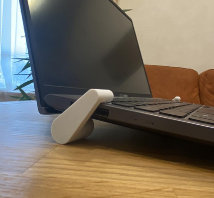 laptop stand by august haushalt büro zubehörteil halter unterstützung kühlung steigleitung kühler computer zubehör untersetzer klein no drucken ort eis ventilacion 3d print model - Mito3D