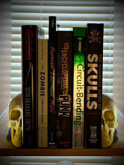 crâne serre livres by whatishebuildinginthere ménage décor goth macabre humain anatomie terrifiant bizarreries singularité curiosité hanté horreur emo gothique victorien train lire cabinet of curiosités 3d print model - Mito3D