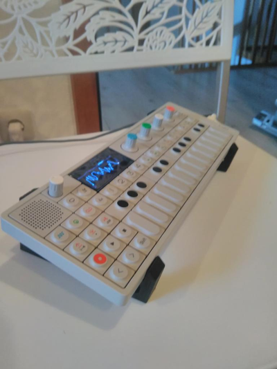 op 1 stand 15 grad neu gemischt by silberxl hobby diy musik teenager ingenieurwesen op1 synth synthesizer sampler 3d print model - Mito3D