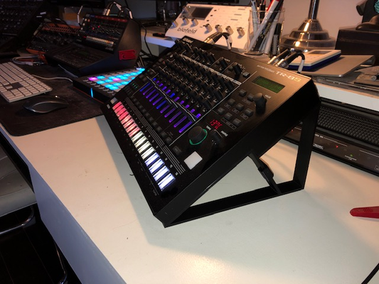 tr 8s estante soporte remezclado by plataxl pasatiempo bricolaje diy música roland tr8s tambor máquina sintetizador sintetizadores 3d print model - Mito3D