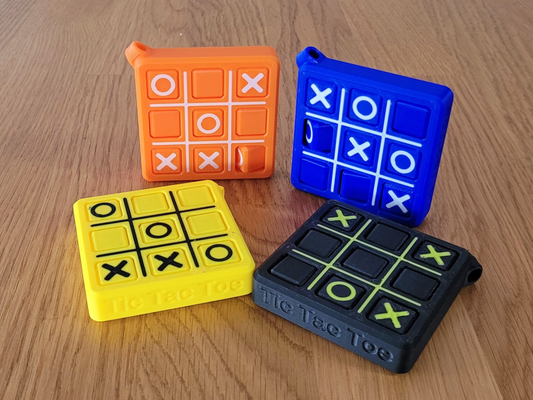 tictactoe anahtarlık by lp3d oyuncaklar oyunlar yazı tahtası seyahat eğlence aile klasik tik tac ayak parmağı kompakt renk yazdır in yer 3d print model - Mito3D