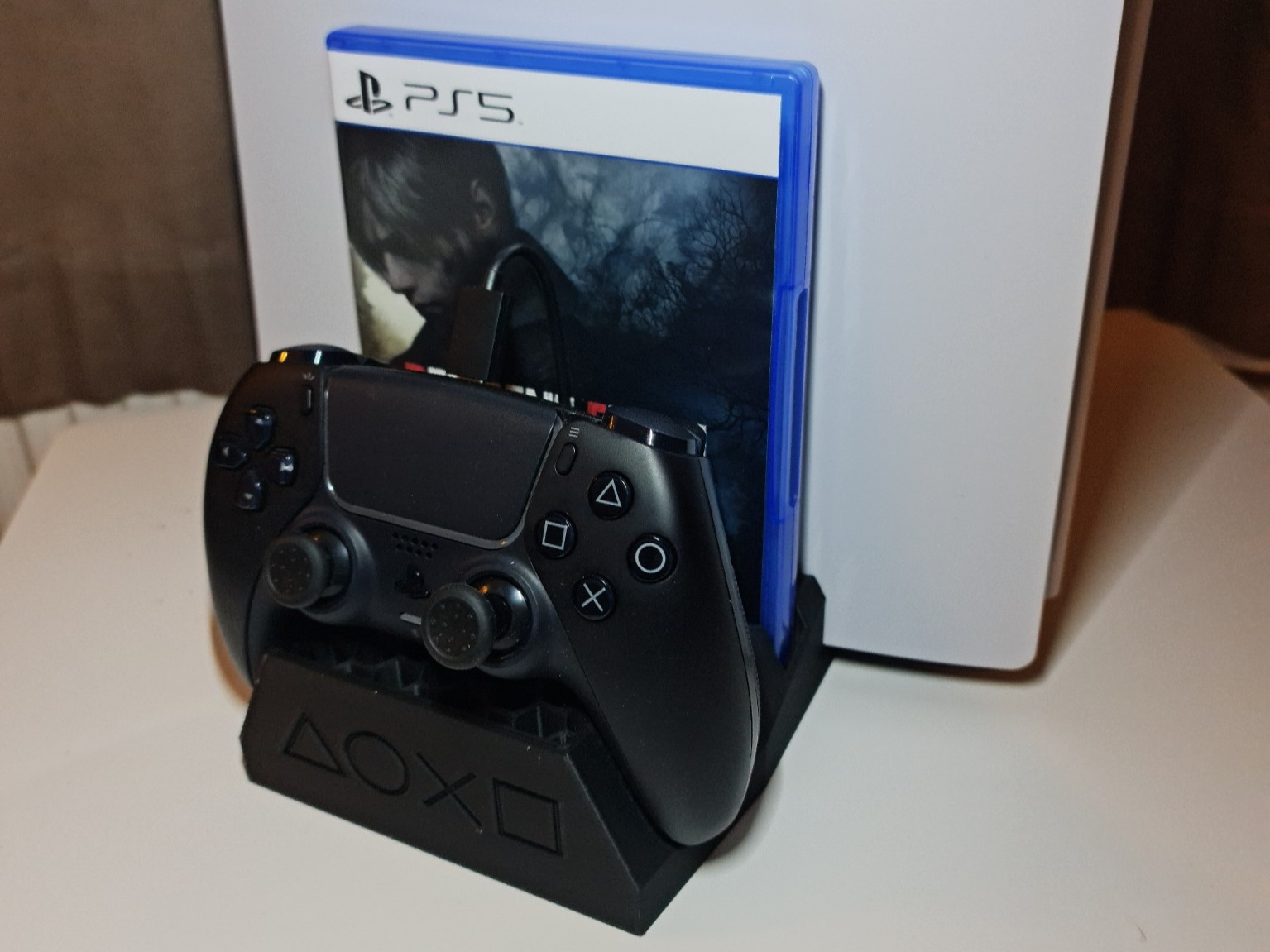 ps5 disco console verticale in piedi + gioco controller by dc3ddesign passatempo fai stazione residentevil4 dualsense sony 3D print model - Mito3D