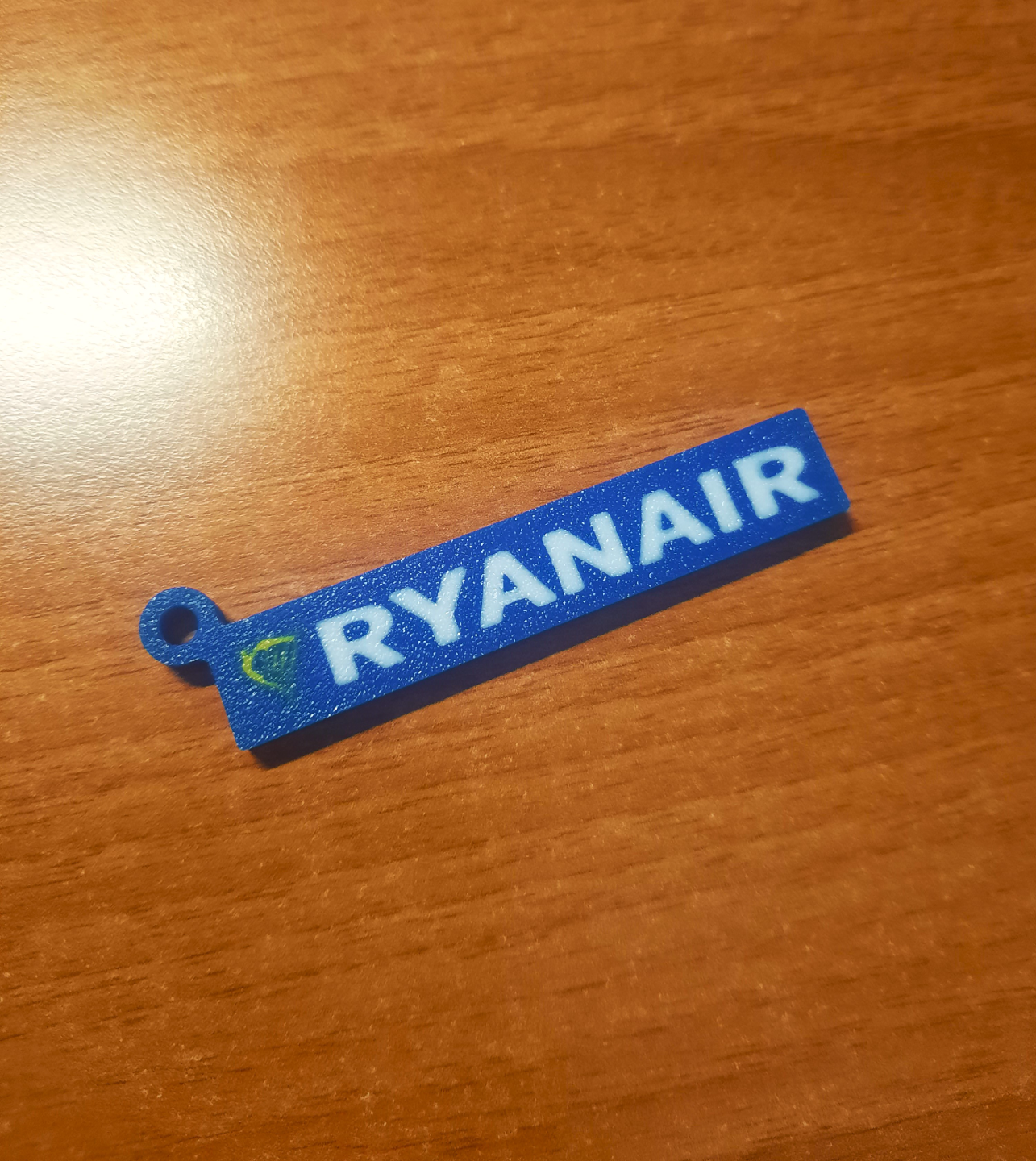 ryanair logo llavero by luke leek 98 arte señales logos llaveros ryan aire irlanda empresa avión aerolínea vías respiratorias aerobús boeing bambulab x1c ams 3D print model - Mito3D