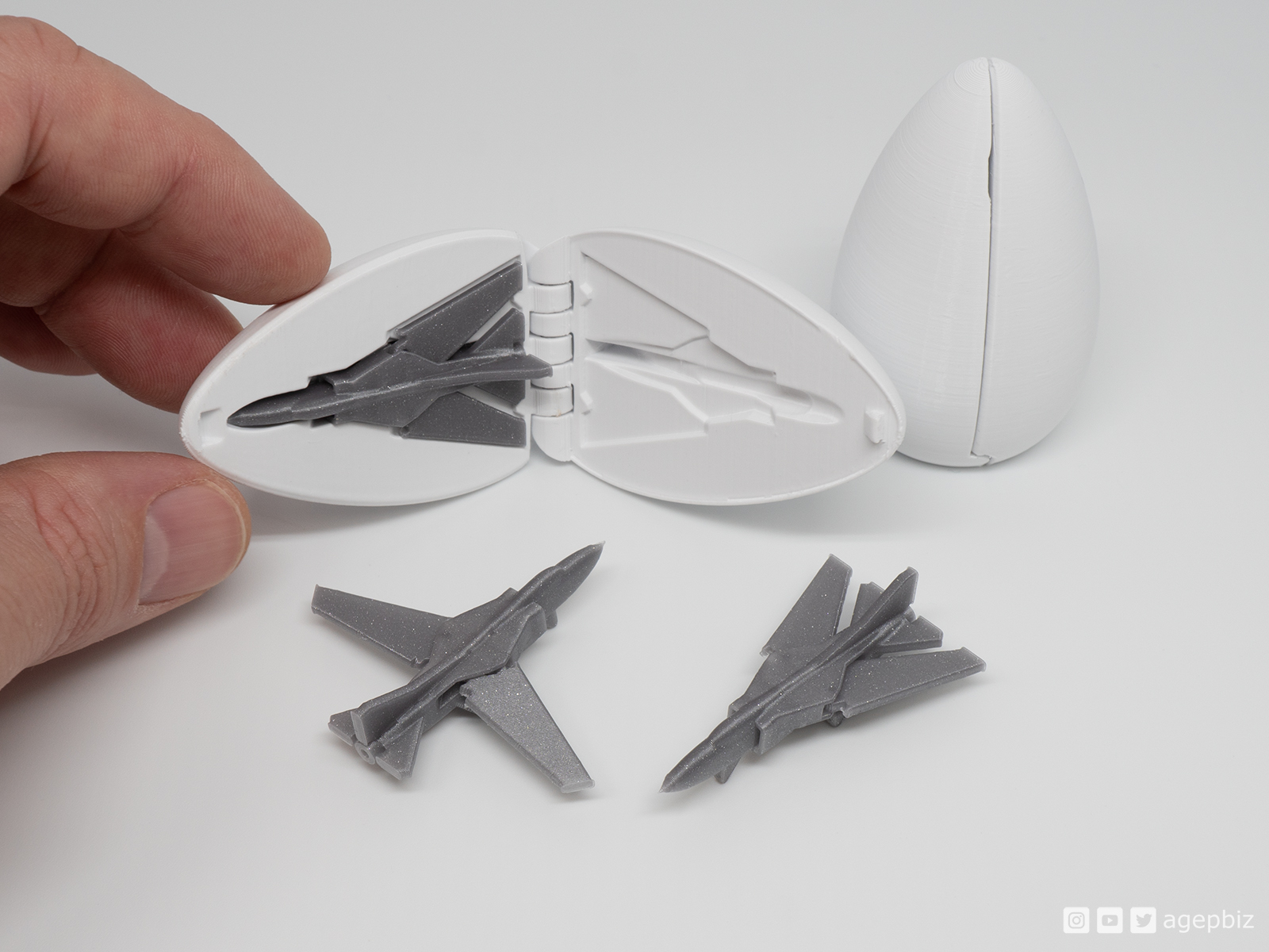 sorpresa uovo 13 minuscolo mig jet combattente by agepbiz giocattoli giochi printinplace caccia 3D print model - Mito3D