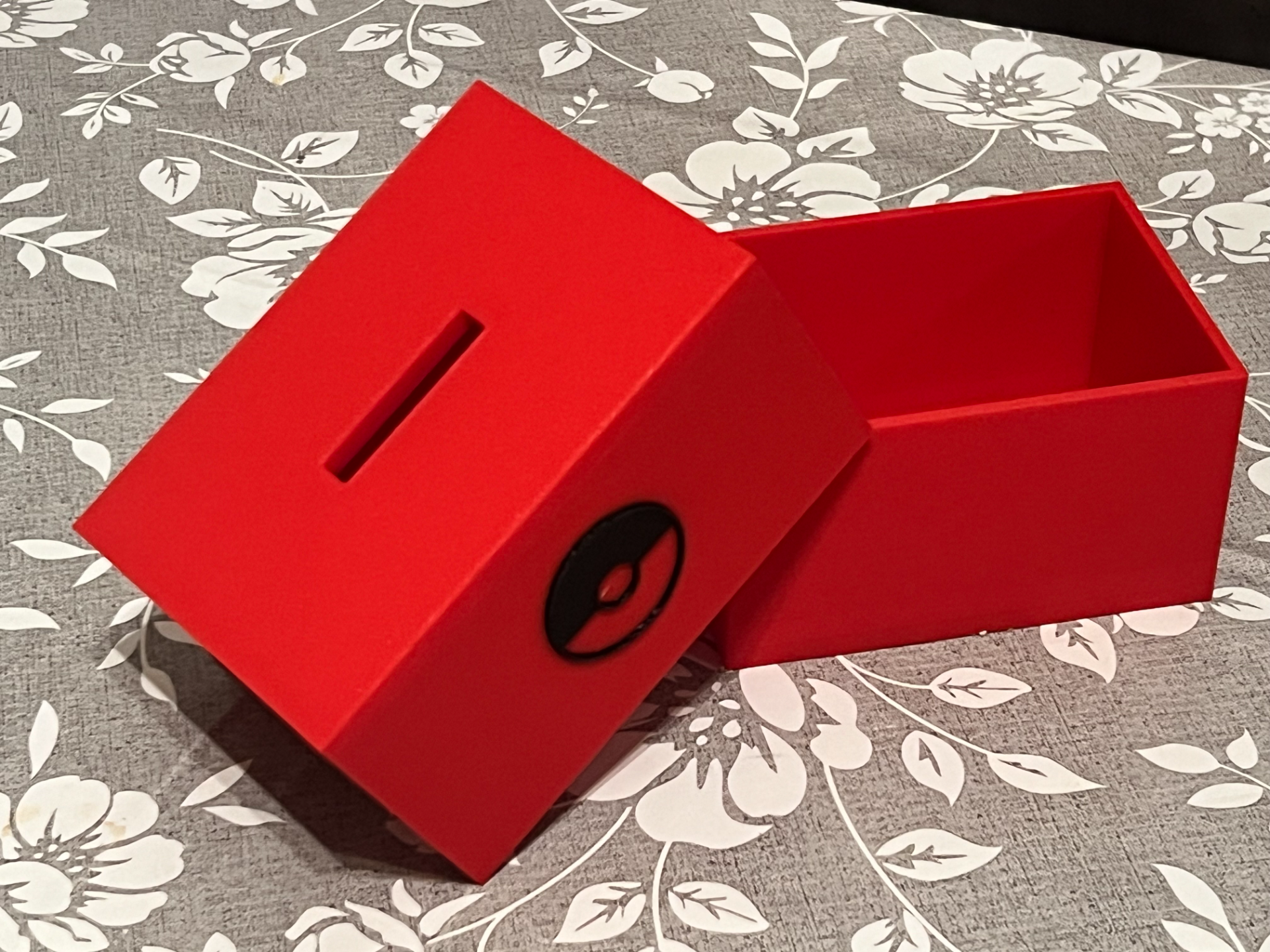 pokeball geld box by abonnieren werkzeuge veranstalter pokémon sparbüchse deckel 3D print model - Mito3D