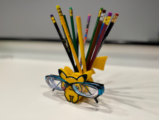 pikachu compagnon bureau organisateur by jackharvest outils organisateurs pokémon 3d modèle stylo lunettes titulaire soutien accessoire libre mignonne jaune électrique souris anime dessin animé impression stl fichier télécharger diy cadeau idée 3d print model - Mito3D