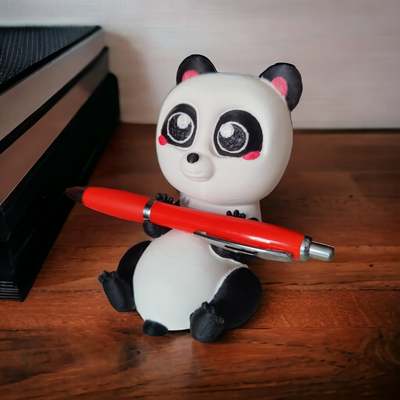 panda stift halter unterstützung niedlich schreibtisch helfer by 3djpdesigns miniaturen tiere bambulab pandas veranstalter zubehör zubehörteil ams becherglas box stifthalter bleistift bleistifthalter fall mantel deckel kap pinsel bleistifte halt organisieren tier bär baby mehrfarben maskottchen säugetier kawaii 3d print model - Mito3D