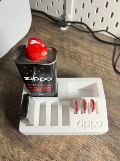 zippo halfter lager by markus 3d haushalt büro organisator schreibtisch zubehör zubehörteil feuerzeug halter unterstützung anzeige 3d print model - Mito3D