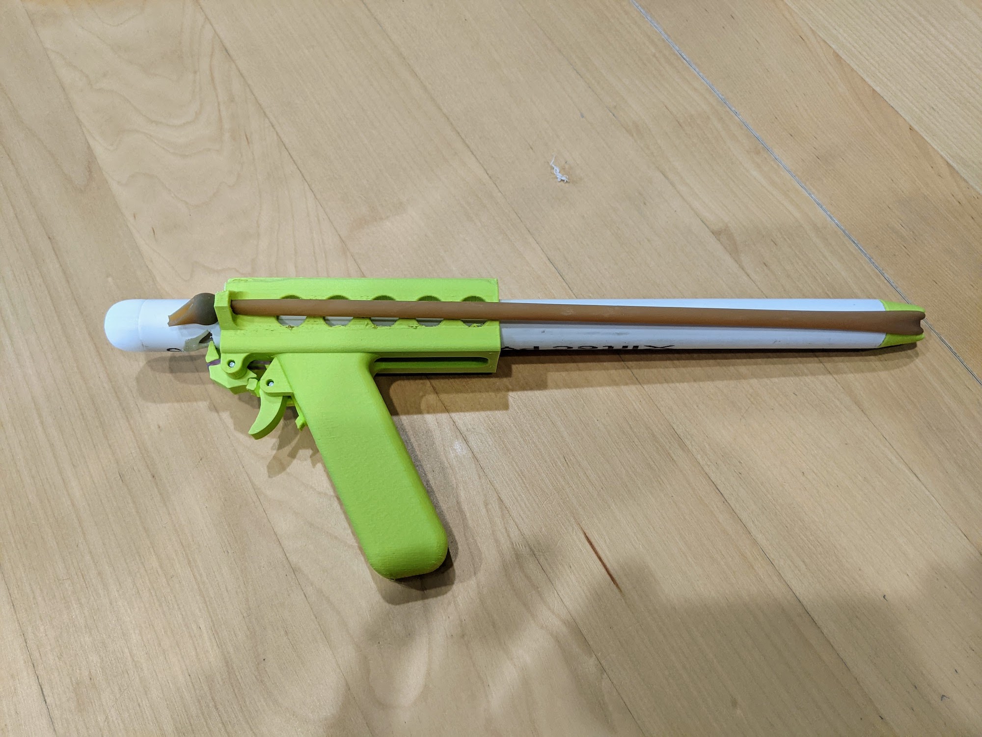 bassin jouet lance pistolet by ian foudrois jouets jeux extérieur tpu piscine pvc tuyau fusil harpon pooltoy piscinejouet 3D print model - Mito3D