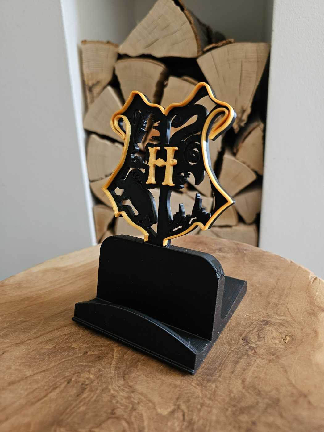 telefono in piedi hogwards supporti by lbllab3d domestico ufficio phonestand harry vasaio hogwarts tablestand tavolo logo stile colore stampa 3D print model - Mito3D