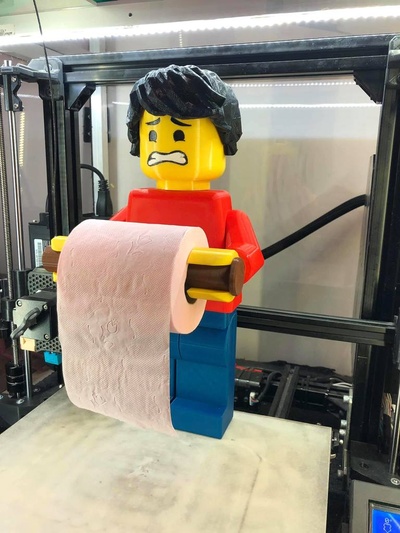 effrayé visage lego homme toilette rouleau titulaire soutien by bastien jouets jeux extérieur papier distributeur hygiénique chose universelle 3d print model - Mito3D