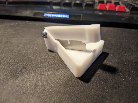 taille pilule coupeur by royeiror outils médical lame rasoir guillotine pilulier 3d print model - Mito3D