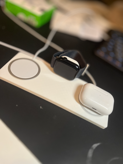 mela orologio airpods i phone magsafe ricarica in piedi by venuk domestico ufficio caricabatterie airpod 3d print model - Mito3D