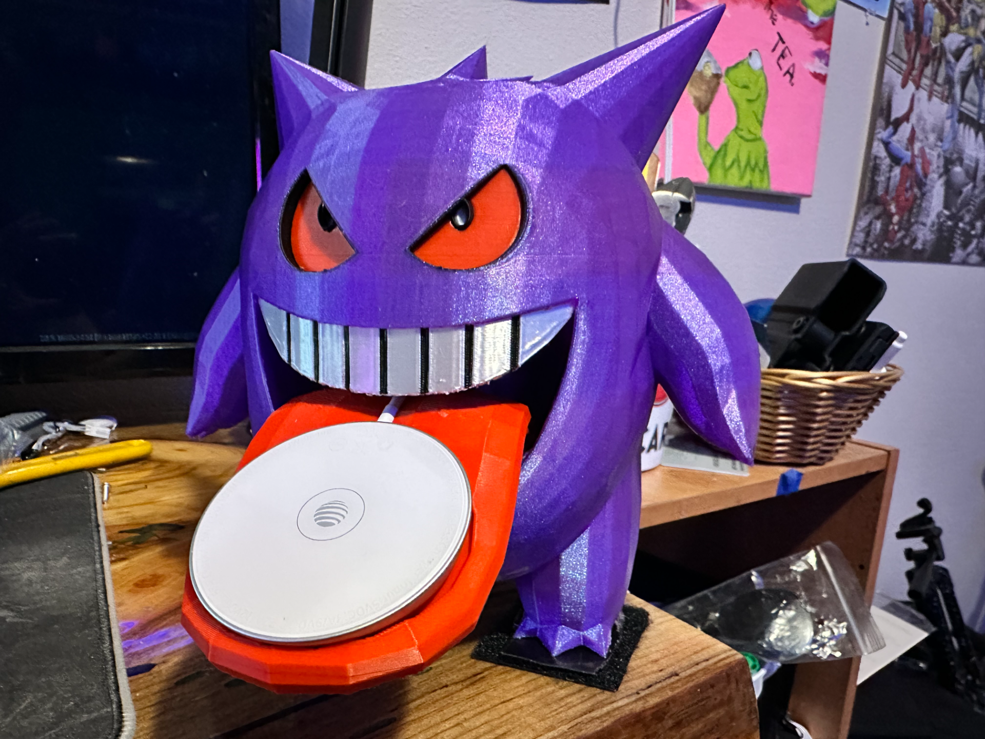 gengar fili telefono caricabatterie in piedi per 15w remixato by smokiemcagee miniature creature pokemon gastly accessori base titolare supporto utile decorazione figurina colpire 3D print model - Mito3D