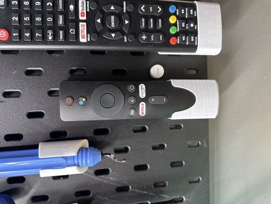 xiaomi mi scatola 4k distanza titolare supporto ikea skadis pioli remixato by uoaoe3d utensili organizzatori organizzatore contenitore tv controllo organizzazione pannello forato android telecomando remoteholder skadisikea tv androidtv mibox danno skadishook scadisbin skadismount 3d print model - Mito3D