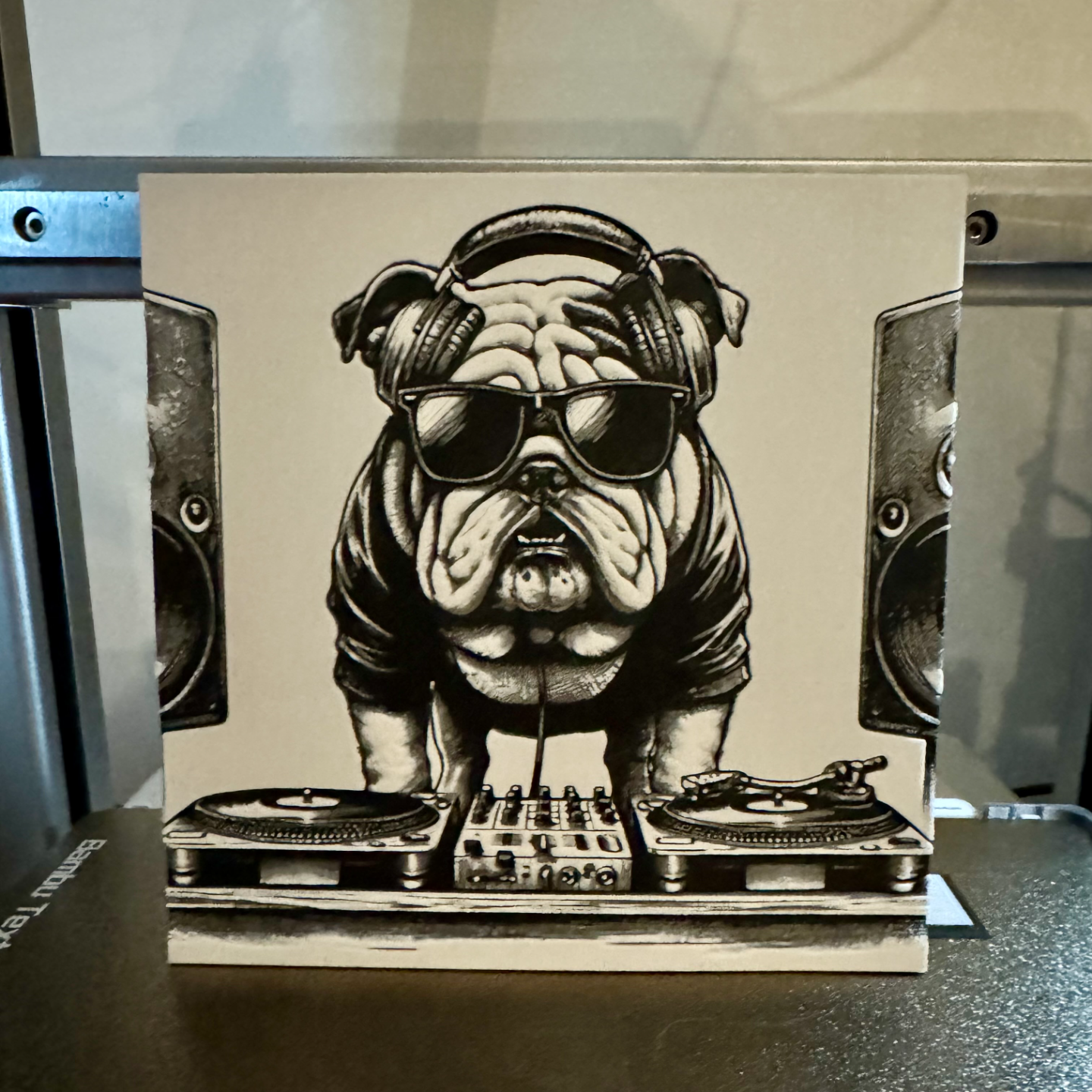 bulldogge kunst hutschmiede by turbogeschwindigkeit 2d englisch mauer musik dj schwarz weiß hund hunde haustier 3D print model - Mito3D