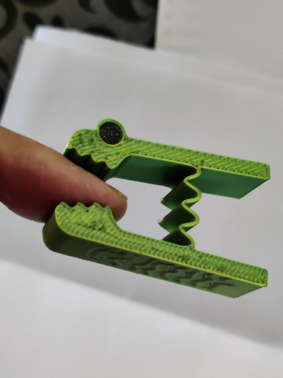 camaleonte clip by bea res domestico ufficio accessori carta useful3dprints gadget multicolore multi colore stampa animale arte natura ispirato verde iguana lucertola morsetto graffetta per fogli graffette carina simpatico animali scuola bambini elementare moschettone bloccaggio printinplace conforme 3d print model - Mito3D