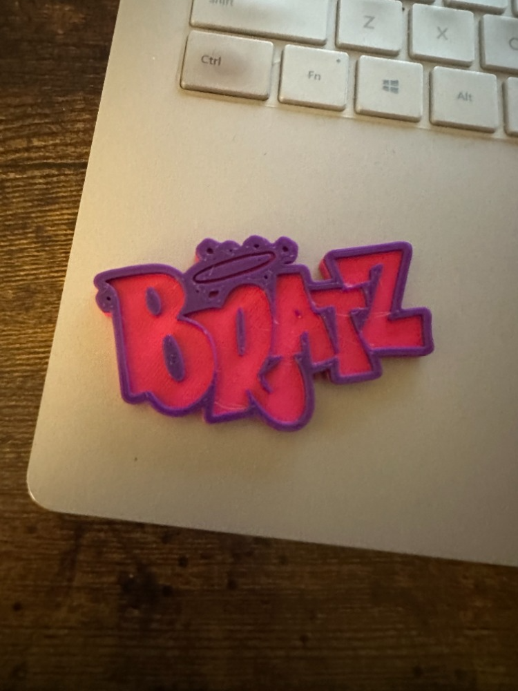 bratz logo magnet by goldiesvinyl haushalt dekor puppe kühlschrank 3D print model - Mito3D