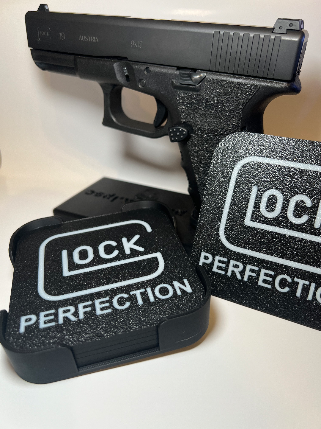 glock coaster by 3dprint pjw art panneaux logos pistolet tournage untersetzer 19 17 3D print model - Mito3D