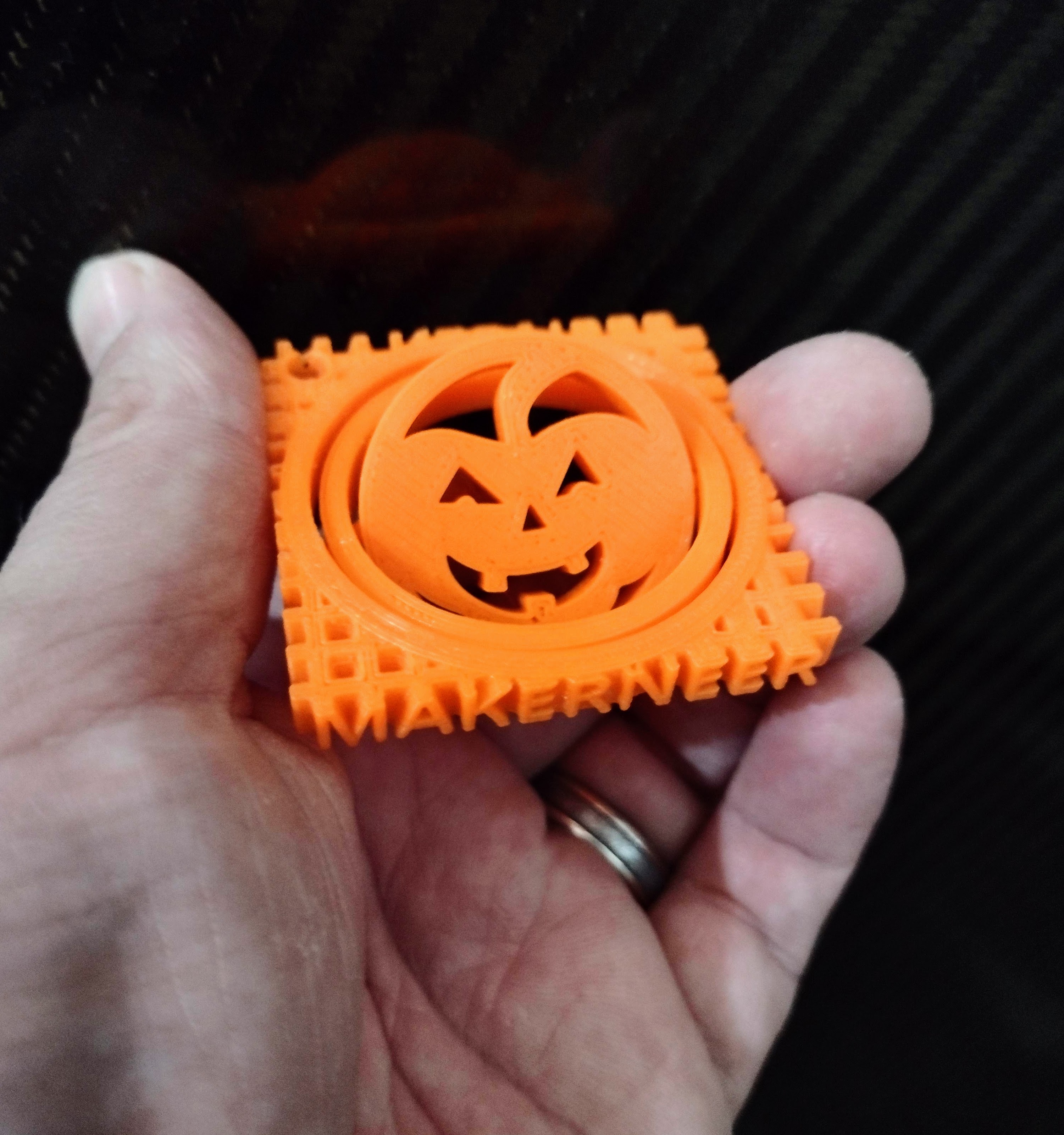 jack o' lantern gimbal chaveiro by makerneer arte moeda distintivos bruxas jackolantern inquietação 3D print model - Mito3D