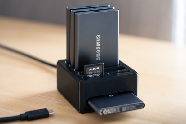 ssd dock lager fotografen videofilmer by rauberdaniel haushalt büro sd sd karte halterung ssdcase usbc samsung t7 fotografie fotograf videografie dockingstation bürozubehör datensicherung fall mantel 3d print model - Mito3D