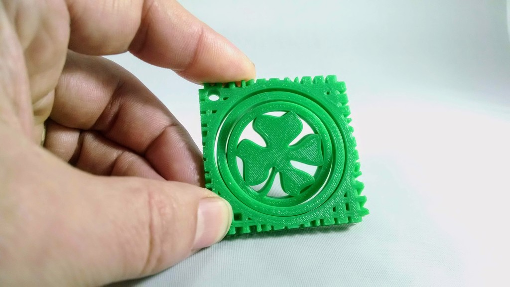 st patty's day 4 leaf clover gimbal by makerneer fashion models green printinplace keychain spinning gyroscope stpatricksday thingiverse 4leafclover keychains stpattysday shamrock lucky leprechaun 3D print model - Mito3D