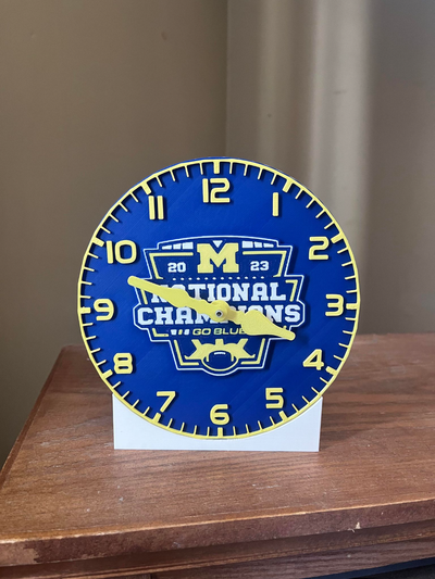 michigan nacional campeones escritorio reloj by tío joeys creaciones pasatiempo bricolaje diy electrónica fútbol michigan universidad of uofm glotones 3d print model - Mito3D