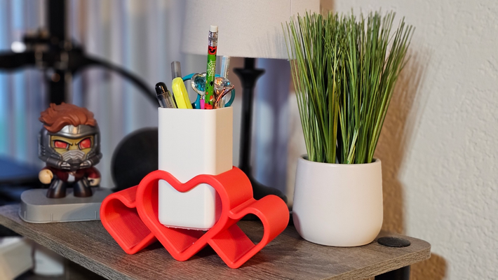 triple corazón conformado bolígrafo soporte by cyberjo50 herramientas organizadores flor florero san valentin día forma escritorio organizador romántico mesa lápiz herramienta oficina accesorios 3d print model - Mito3D