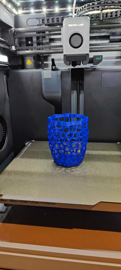 voronoi achteck vase by tdibrian23 generativ 3d modell my voronoivase gestalten achteckvase bleistift bleistifte halter unterstützung stifthalter 3d print model - Mito3D