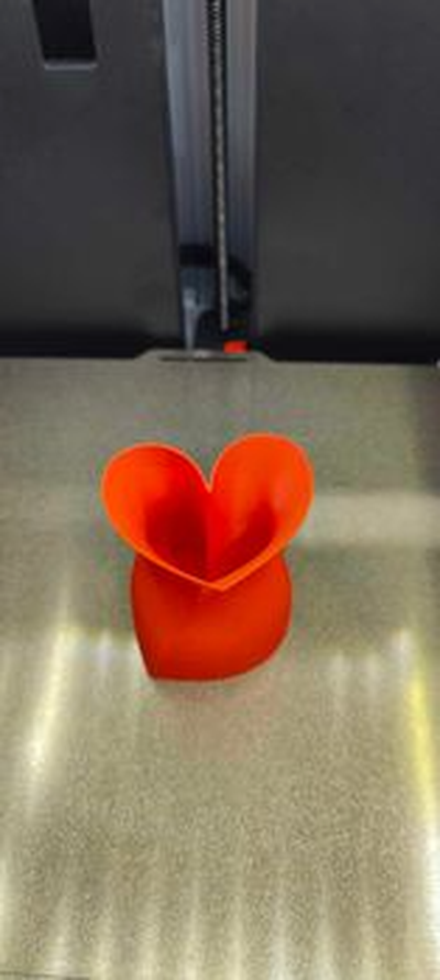 herz of vase by tdibrian23 generativ 3d modell my schlagen vasenherz herzvalentinstag herzvase kunst valentinstag valentinsgrüße 45 winkel twist 3d print model - Mito3D