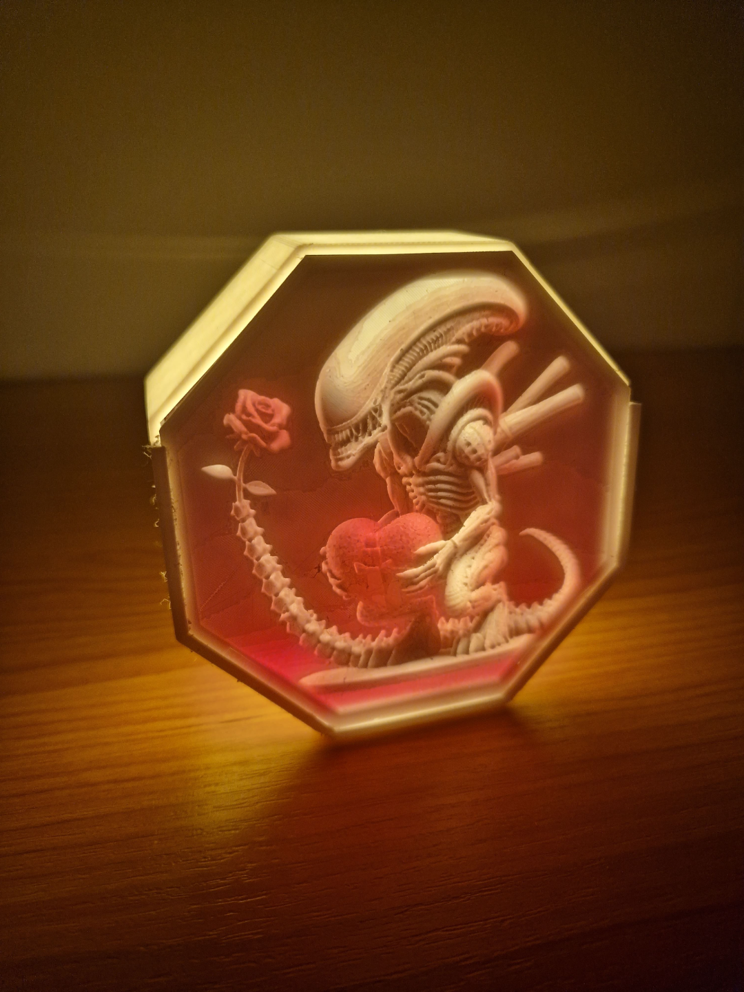 lithophane extraterrestre xénomorphe in l'amour by jendapce génératif 3d modèle forge chapeaux film cœur rose boîte valent lumière 3D print model - Mito3D