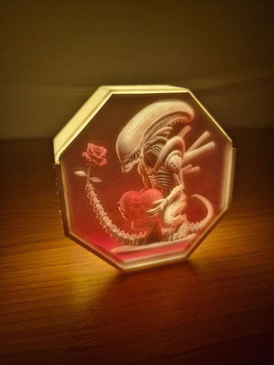 lithophane - alien xenomorph in love by jendapce generative 3d model hueforge & movie heart rose box valent light 3d print model - Mito3D