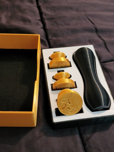 personalizzato cera foca francobollo w scatola by diggle utensili attrezzo maniglia personalizzabile fantasia 3d print model - Mito3D