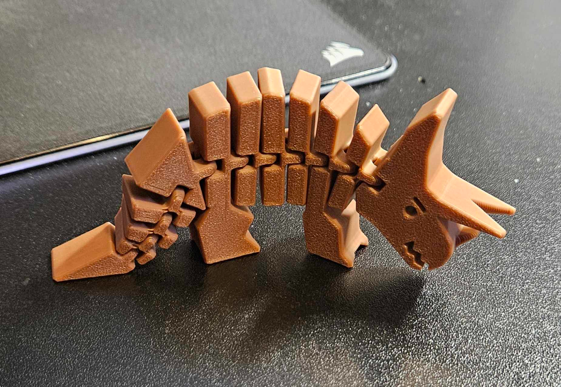 flexible triceratops agitarse juguete remezclado by qwiktune miniaturas criaturas flexi articulado articular dinosaurio impresión inquieto print in place sitio 3D print model - Mito3D