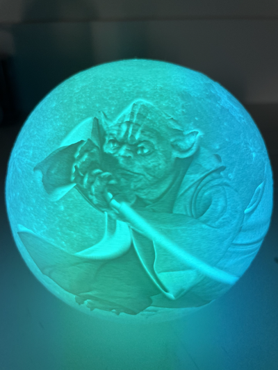 yoda star kriege mond by nico24px generativ 3d modell hutschmiede lithophan deko lampe led lithophanie licht globus litho kunst lumiere mauer nacht enfant cadeau laser st heilige valentin valentinstag jedi brille disny ledsignbox führt farbe ledsign dekoration dekorationstar wars jeu jouet ostern inspirierend schreibtisch dekor inspiration foto lune3d lune 3d print model - Mito3D