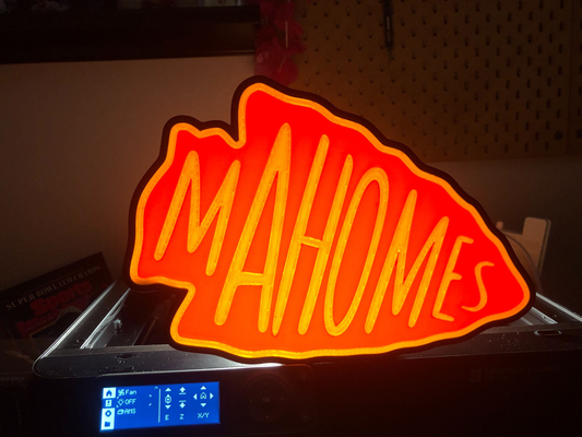 patrick mahomes kc chefs pfeilspitze lampe by the3dsportsbeard kunst zeichen logos licht led taylor schnell travis kelce andy reid nfl fußball ziege brady box leuchtkasten kansas stadt missouri quarterback city kansascitychiefs landung super bowl 3d print model - Mito3D